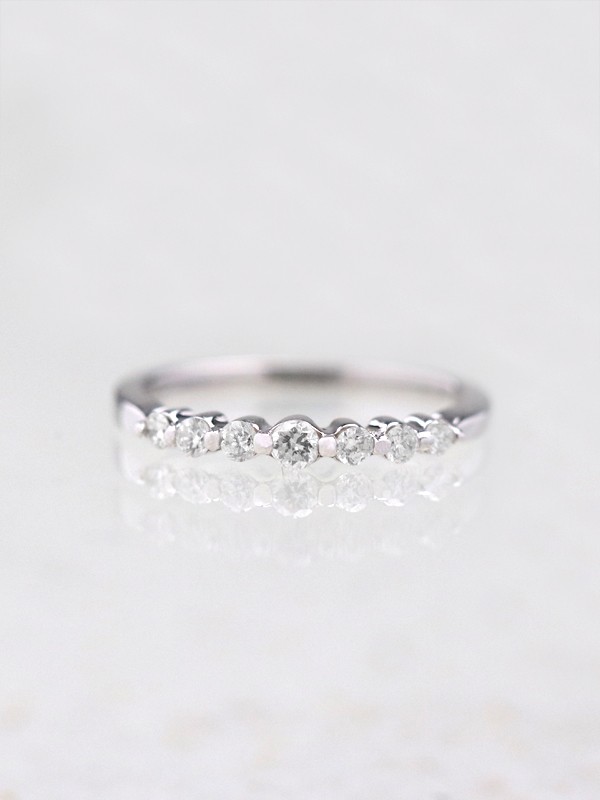 Point on Point Single Prong Diamond Band