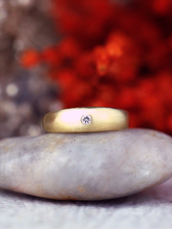 Solid Gold Ring. Complementary Hand Engraving. | Otiumberg